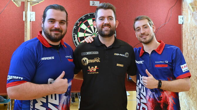 Die drei besten Darter beim Turnier, von links: Simon Harder, Sieger Dennis Haller und Marc Engelhardt. FOTO: JÜRGEN MEYER Die drei besten Darter beim Turnier, von links: Simon Harder, Sieger Dennis Haller und Marc Engelhardt. FOTO: JÜRGEN MEYER