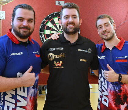 Die drei besten Darter beim Turnier, von links: Simon Harder, Sieger Dennis Haller und Marc Engelhardt.  FOTO: JÜRGEN MEYER