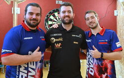 Die drei besten Darter beim Turnier, von links: Simon Harder, Sieger Dennis Haller und Marc Engelhardt.  FOTO: JÜRGEN MEYER