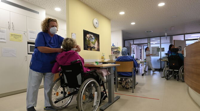 Klinikum am Steinenberg Im Foyer wird das Mittagessen serviert. Drei Patienten sitzen in ihren Rollstühlen am Tisch. Für sie wäre es die schönste Besche