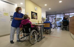 Im Foyer wird das Mittagessen serviert. Drei Patienten sitzen in ihren Rollstühlen am Tisch. Für sie wäre es die schönste Besche