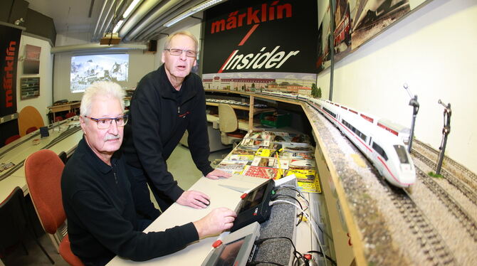 Ein ICE 4 und ganz viele Gleise: Hubert Junger (links) und Alfred Großmann am Steuerpult der großen Anlage im Clubraum des Model