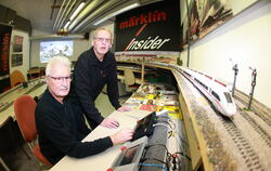 Ein ICE 4 und ganz viele Gleise: Hubert Junger (links) und Alfred Großmann am Steuerpult der großen Anlage im Clubraum des Model