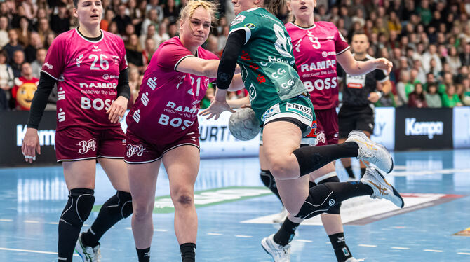 Wieder kommt die Metzinger Abwehr zu spät. Hier setzt sich Göppingens Lea Neubrander (grünes Trikot), die bei der SG Ober-/Unter