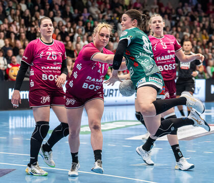 Wieder kommt die Metzinger Abwehr zu spät. Hier setzt sich Göppingens Lea Neubrander (grünes Trikot), die bei der SG Ober-/Unter