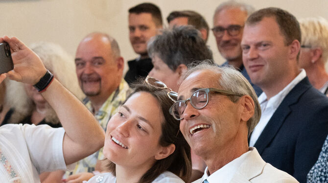 Matthias Kopp mit seiner Tochter Miriam beim Abschiedsgottesdienst.  FOTO: TÜRK