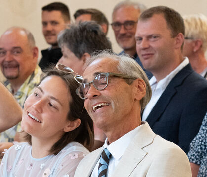 Matthias Kopp mit seiner Tochter Miriam beim Abschiedsgottesdienst.  FOTO: TÜRK