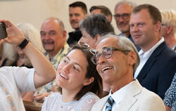Matthias Kopp mit seiner Tochter Miriam beim Abschiedsgottesdienst.  FOTO: TÜRK