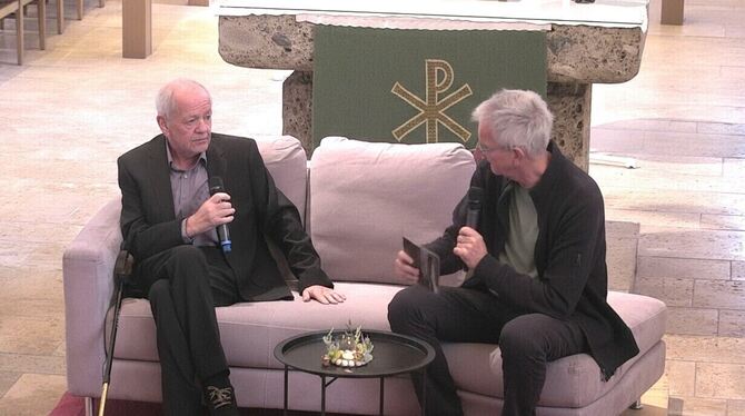 Der Nazi-Jäger Kurt Schrimm (links) bei einem Gespräch in Bondorf. FOTO: STRAUB Der Nazi-Jäger Kurt Schrimm (links) bei einem Gespräch in Bondorf. FOTO: STRAUB