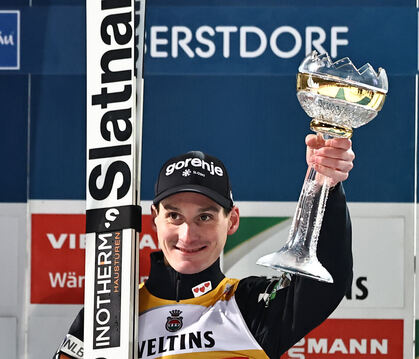 Dauersieger: Der Slowene Domen Prevc führt auch im Gesamt-Weltcup der Skispringer.  FOTO: KARMANN/ DPA