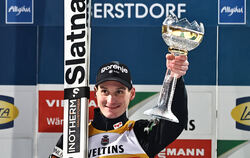 Dauersieger: Der Slowene Domen Prevc führt auch im Gesamt-Weltcup der Skispringer.  FOTO: KARMANN/ DPA