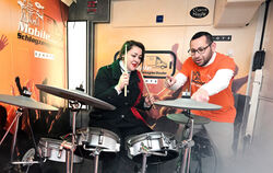 Ferdinand Mauser mit Schülerin Daniela Magaleas im Innern des umgebauten Rettungswagens.