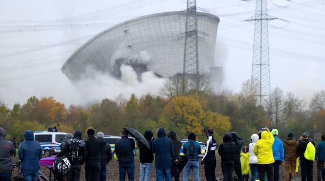 Sprengung der Kühltürme des Kernkraftwerks Gundremmingen