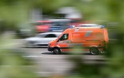 Ein Rettungswagen fährt zu einem Einsatz