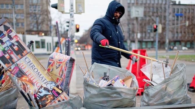 Traditioneller Neujahrsputz muslimischer Jugendlicher Traditioneller Neujahrsputz muslimischer Jugendlicher