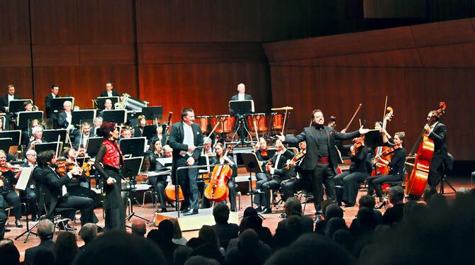 Spanische Atmosphäre pur vermittelte die Württembergische Philharmonie Reutlingen mit der Kastagnettenspielerin Belén Cabanes un