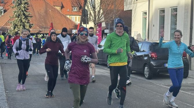 Neujahrslauf Laufen Florian Startschuss für die gut gelaunten Sportler, die beim 19. Metzinger Neujahrslauf mitmachen.