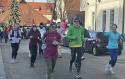 Startschuss für die gut gelaunten Sportler, die beim 19. Metzinger Neujahrslauf mitmachen.