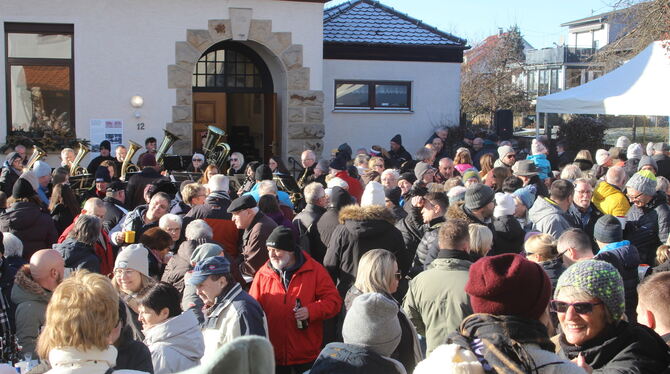 An Silvester kamen rund 300 Menschen auf den Platz zwischen der alten Schule und der Kirche in Stockach.