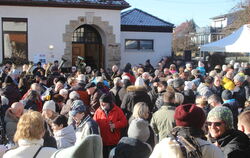 An Silvester kamen rund 300 Menschen auf den Platz zwischen der alten Schule und der Kirche in Stockach.