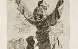 Eine fromme Frau betet einen Baumstumpf im Priestergewand an.