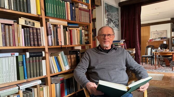 Der Pfullinger Thomas Baral auf den Spuren des schwäbischen Wortschatzes in seinem »Büro«.