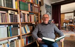 Der Pfullinger Thomas Baral auf den Spuren des schwäbischen Wortschatzes in seinem »Büro«.