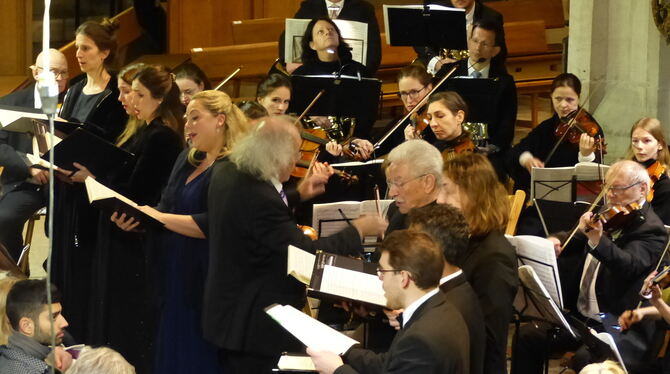 Die Vokalsolisten rund um den Dirigenten beim Doppelquartett.