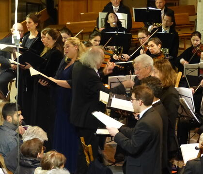 Die Vokalsolisten rund um den Dirigenten beim Doppelquartett.