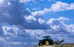 Feldarbeiten bei trockenem Wetter