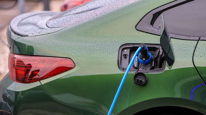 Elektroauto lädt an Ladesäule