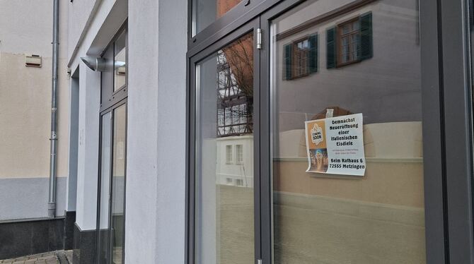 »Coming soon«: In Metzingen wird es bald wieder eine zweite Eisdiele geben. Gegenüber dem Alten Rathaus wird ein Ladengeschäft u