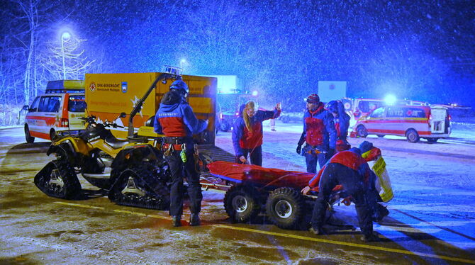 Die DRK-Bergwacht Pfullingen bereitet die Rettung der verunglückten Person am Freitagabend vor