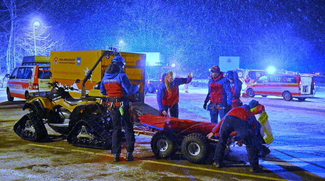 Die DRK-Bergwacht Pfullingen bereitet die Rettung der verunglückten Person am Freitagabend vor