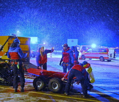 Die DRK-Bergwacht Pfullingen bereitet die Rettung der verunglückten Person am Freitagabend vor
