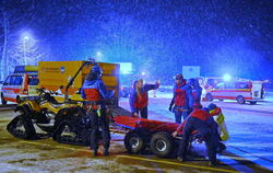 Die DRK-Bergwacht Pfullingen bereitet die Rettung der verunglückten Person am Freitagabend vor