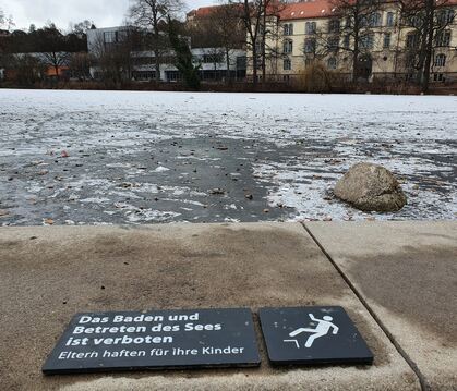Eine dünne Eisschicht auf dem Tübinger Anlagensee lockt Unvernünftige an.  FOTO: SCHITZ