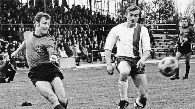 Manfred Kammal (links) in einer Regionalliga-Begegnung des SSV Reutlingen Anfang der 1970er-Jahre. Kammal absolvierte für den Kr