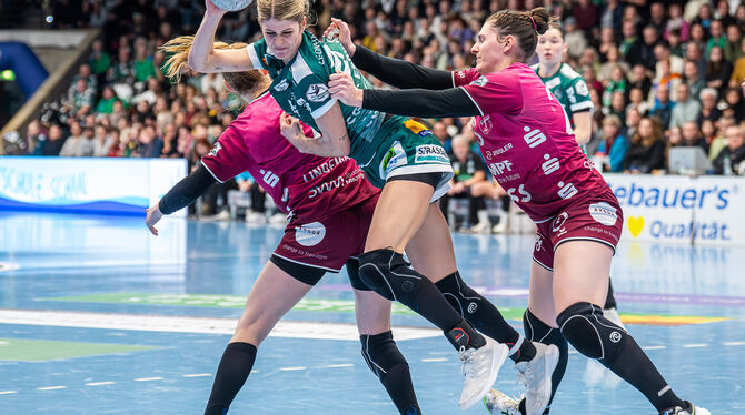 Die Metzinger Abwehr - rechts Svenja Hübner, links verdeckt Selina Lindemann - muss gegen Dortmund alles geben, wenn es eine Übe