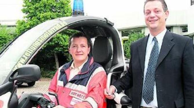 »Draufsitzen und losfahren«, schwärmt Kreisverbandsarzt Ulrich Schwille (links) vom neuen Rettungsmotorrad. Am Dienstag hat er den Flitzer von Frank Menton in Empfang genommen.
FOTO: JOBA