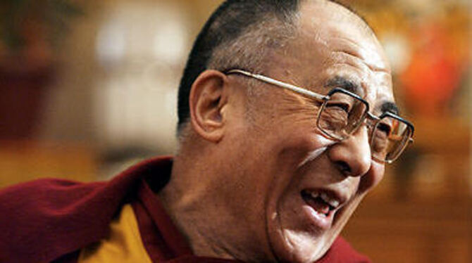 Das stetige Lächeln ist das unverkennbare Markenzeichen des Dalai Lama.
FOTO: DPA