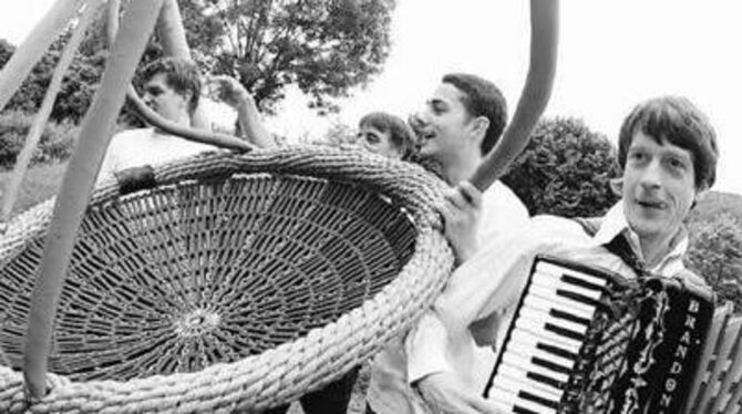 Während seine ehemaligen Kollegen an einer Schaukel arbeiten, unterhält Wolfram Karrer sie mit Musik.
FOTO: REISNER Während seine ehemaligen Kollegen an einer Schaukel arbeiten, unterhält Wolfram Karrer sie mit Musik.
FOTO: REISNER