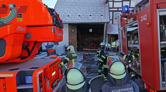 Feuerwehreinsatz, Erpfingen, Dachstuhlbrand, der keiner war Zu diesem Gebäude in Sonnenbühl-Erpfingen rückte ein Großaufgebot der Feuerwehr zunächst aus.