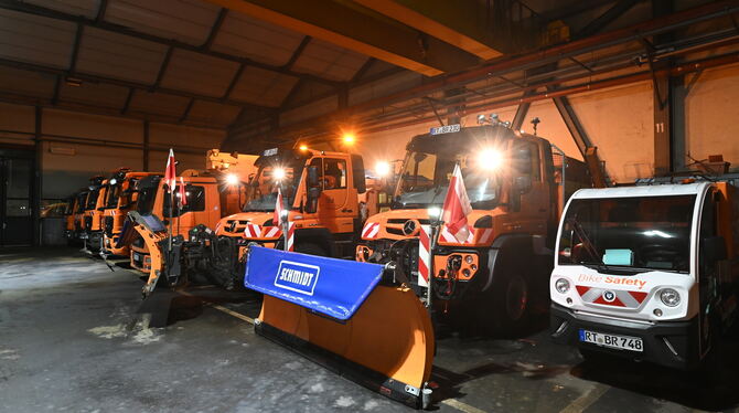 Winterdienst Vom Gelände der Technischen Betriebsdienste Reutlingen fahren passend zum Einsatzort viele kleine und große Fahrzeuge des Winter