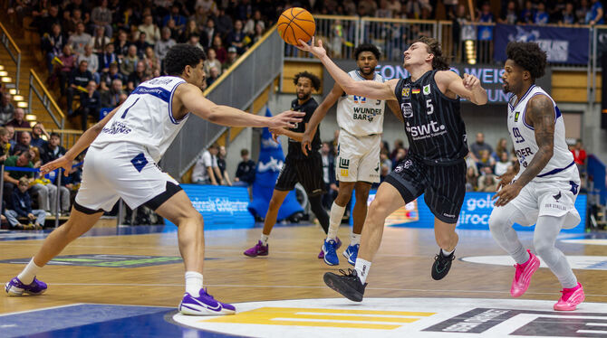 Kaya Bayram (Mitte) und die Tigers Tübingen mussten nach erneut großem Kampf die sechste Niederlage in den vergangenen sieben Sp