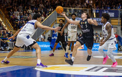 Kaya Bayram (Mitte) und die Tigers Tübingen mussten nach erneut großem Kampf die sechste Niederlage in den vergangenen sieben Sp