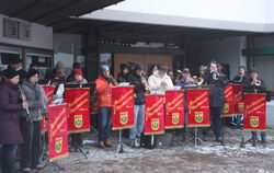 Beim ersten Neujahresblasen spielte die Kapelle des Musikvereins Pliezhausen auf dem Marktplatz vor dem Rathaus gegen den Frost
