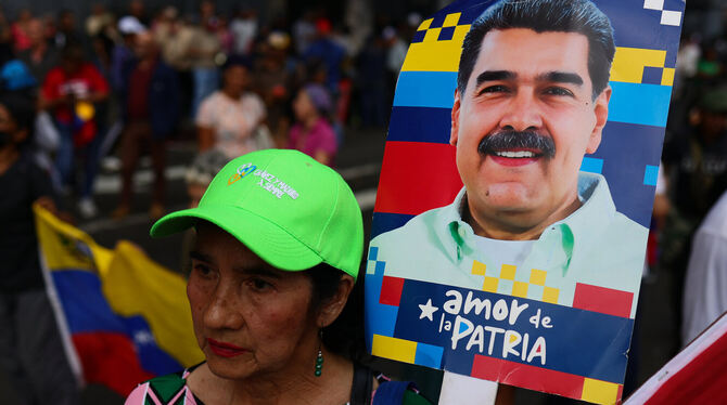 Anhänger des venezolanischen Staatschefs Maduro versammeln sich in der Stadtmitte und protestieren, nachdem US-Präsident Trump b