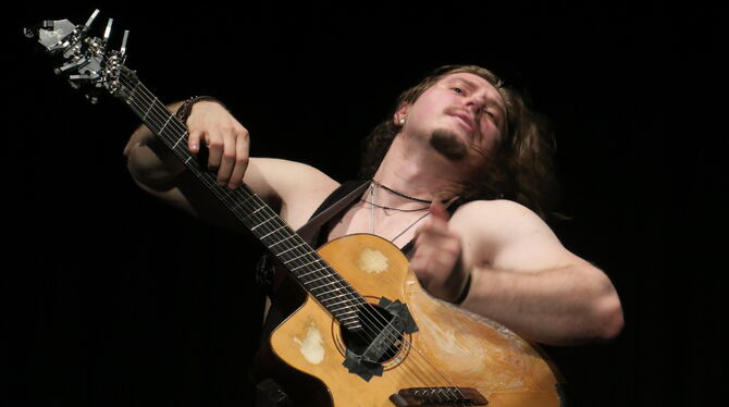 Ekstase auf einer raffiniert umgebauten Akustikgitarre: Alexandr Misko in der Gomaringer Sport- und Kulturhalle.