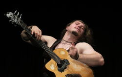 Ekstase auf einer raffiniert umgebauten Akustikgitarre: Alexandr Misko in der Gomaringer Sport- und Kulturhalle.